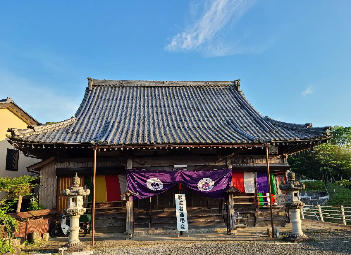 西法寺 本堂（戦没者追弔会）